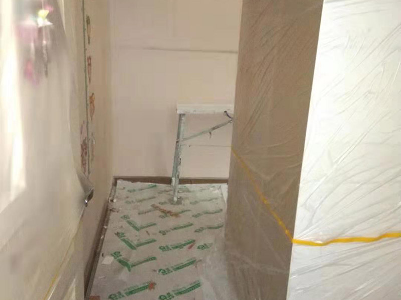 全屋家具成品保護：滿鋪成品瓦楞紙板，再用干凈彩條布滿鋪在普通石膏板上，在彩條布交接處及轉(zhuǎn)角處用膠帶固定，也可選用木芯板或三夾板。材料選用視上人、車情況而定。 所有成品飾面板在安裝好后必須用PE保護膜覆蓋包起來，所有成品飾面板的陽角位必須用硬質(zhì)紙護角或泡沫棉進行保護性包裝，防止交被其他施工人員碰撞。 1、入戶門扇用公司統(tǒng)一的門貼進行全面包裹保護，用透明膠帶將保護膜粘貼牢固平整。 2、用標準保護膜將門框三面保護完整并固定牢固。 3、工程完工后拆除保護膜時如果有粘貼時的膠痕，應用酒精或?qū)Ｓ玫那逦蹌┣宄z痕。