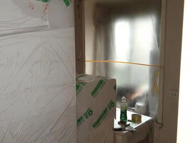 全屋家具成品保護：滿鋪成品瓦楞紙板，再用干凈彩條布滿鋪在普通石膏板上，在彩條布交接處及轉(zhuǎn)角處用膠帶固定，也可選用木芯板或三夾板。材料選用視上人、車情況而定。 所有成品飾面板在安裝好后必須用PE保護膜覆蓋包起來，所有成品飾面板的陽角位必須用硬質(zhì)紙護角或泡沫棉進行保護性包裝，防止交被其他施工人員碰撞。 1、入戶門扇用公司統(tǒng)一的門貼進行全面包裹保護，用透明膠帶將保護膜粘貼牢固平整。 2、用標準保護膜將門框三面保護完整并固定牢固。 3、工程完工后拆除保護膜時如果有粘貼時的膠痕，應用酒精或?qū)Ｓ玫那逦蹌┣宄z痕。