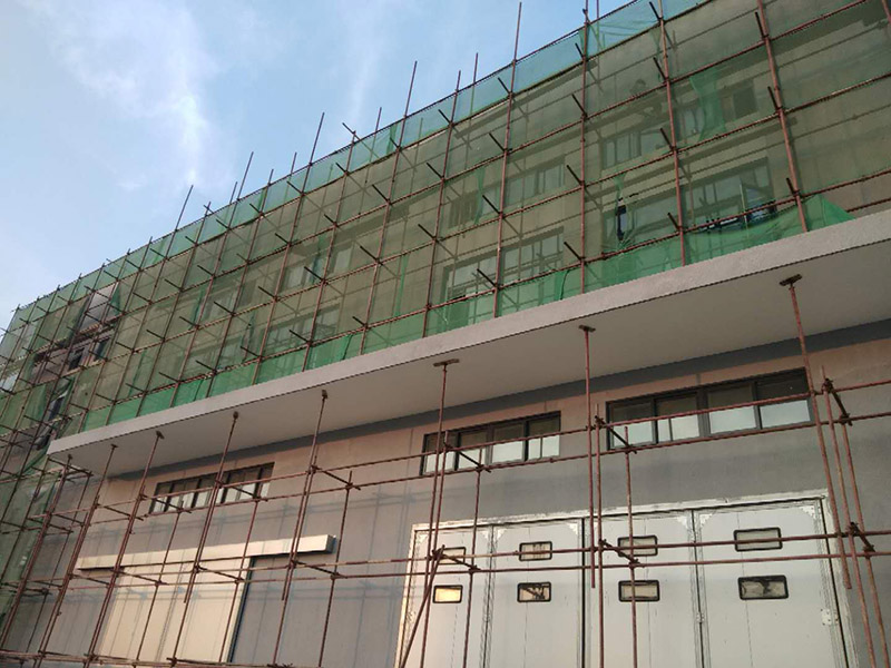 廠房外墻裝修：抹灰前基層表面的塵土，污垢，油漬等清zhi除干凈，并撒水濕潤(rùn)。當(dāng)抹灰總厚度&ge;35mm時(shí)，采取加強(qiáng)措施。不同材料基體交接處表面的抹灰，應(yīng)采取防止開(kāi)裂的加強(qiáng)措施。外墻抹灰工程施工前先安裝鋼木門(mén)窗框、護(hù)欄等，并應(yīng)將墻上的施工孔洞堵塞密實(shí)。室內(nèi)墻面，柱子面和門(mén)洞口的陰陽(yáng)角應(yīng)做法應(yīng)符合設(shè)計(jì)要求。設(shè)計(jì)無(wú)要求時(shí)，采用1:2水泥砂漿做暗護(hù)角，其高度不低于2m，每側(cè)寬度不小于50mm。