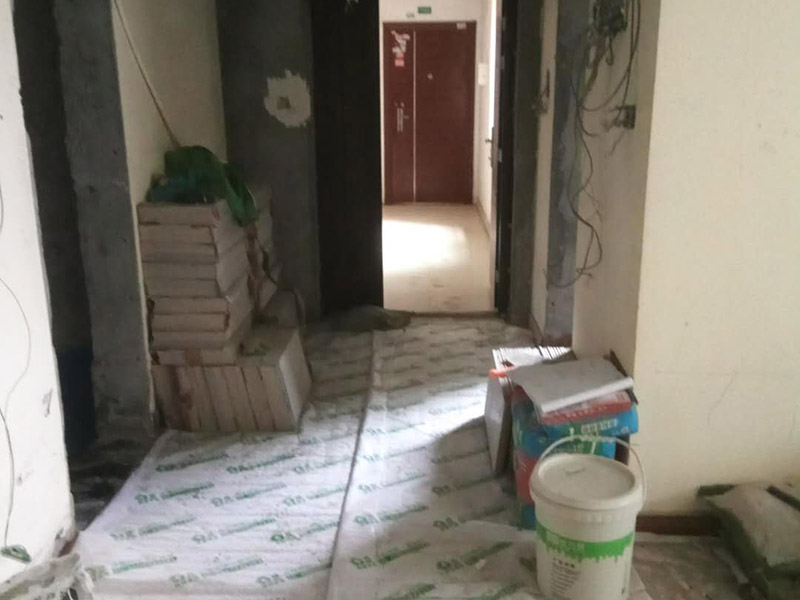 客廳墻面鏟除維修：在進行客廳老墻面的翻新處理的時候要注意將老墻面的原有裝修和裝飾都一并的清除。如果老墻面是裝修了一兩年的，則可以只使用鋼刷和砂紙打磨墻面，讓墻面變得干凈平整之后開始新的乳膠漆粉刷工作，如果是裝修時間很長磨損很嚴重的老墻面，則需要用鏟子將墻面的原有裝修都鏟除，之后再刷上膩子開始新的粉刷工作。老墻面的水泥層都有可能存在損壞嚴重的情況，可以將損壞的墻面部分全部鏟除，之后再使用水泥進行涂抹。這樣干凈齊整的墻面更有利于墻面的粉刷效果。在進行乳膠漆的涂刷之前先要計算好所有墻面需要的乳膠漆量，一次配好，避免二次配方產(chǎn)生色差的問題，從而導(dǎo)致墻面顏色不一致影響效果。在進行涂刷的時候也要從上到下順著一個方向進行涂刷。