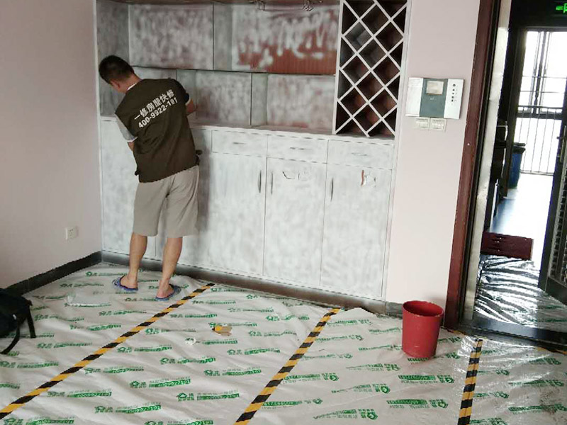 家具翻新地板保護：家具是比較容易折舊的，特別是一些上了油漆的家具，在用了很長的時間以后就會出現(xiàn)退色或者是漆面掉皮的現(xiàn)象，家具的體積一般都比較大，而且家具的價格也很高，導致了舊家具的更換有很多的困難。 1.混油飾面工藝做法：先用粗砂紙打磨掉舊油漆，然后披刮原子灰，干透后用細砂紙打磨平整，刷底漆一遍，打磨，再刷面漆若干遍，再打磨，最后噴面漆一遍。 2.清油飾面工藝做法：先用粗砂紙打磨掉舊油漆，然后披刮原子灰，干透后用細砂紙打磨平整，色漆做搓色處理，打磨，刷底漆一遍，打磨，再刷面漆若干!