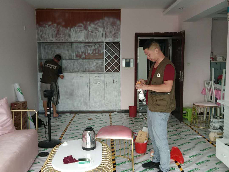 家具翻新地板保護：家具是比較容易折舊的，特別是一些上了油漆的家具，在用了很長的時間以后就會出現(xiàn)退色或者是漆面掉皮的現(xiàn)象，家具的體積一般都比較大，而且家具的價格也很高，導致了舊家具的更換有很多的困難。 1.混油飾面工藝做法：先用粗砂紙打磨掉舊油漆，然后披刮原子灰，干透后用細砂紙打磨平整，刷底漆一遍，打磨，再刷面漆若干遍，再打磨，最后噴面漆一遍。 2.清油飾面工藝做法：先用粗砂紙打磨掉舊油漆，然后披刮原子灰，干透后用細砂紙打磨平整，色漆做搓色處理，打磨，刷底漆一遍，打磨，再刷面漆若干!