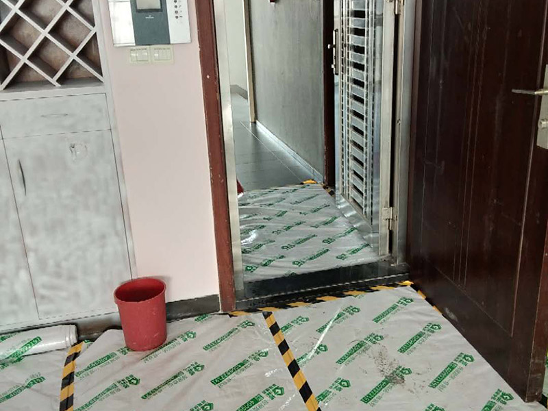 家具翻新地板保護：家具是比較容易折舊的，特別是一些上了油漆的家具，在用了很長的時間以后就會出現(xiàn)退色或者是漆面掉皮的現(xiàn)象，家具的體積一般都比較大，而且家具的價格也很高，導致了舊家具的更換有很多的困難。 1.混油飾面工藝做法：先用粗砂紙打磨掉舊油漆，然后披刮原子灰，干透后用細砂紙打磨平整，刷底漆一遍，打磨，再刷面漆若干遍，再打磨，最后噴面漆一遍。 2.清油飾面工藝做法：先用粗砂紙打磨掉舊油漆，然后披刮原子灰，干透后用細砂紙打磨平整，色漆做搓色處理，打磨，刷底漆一遍，打磨，再刷面漆若干!