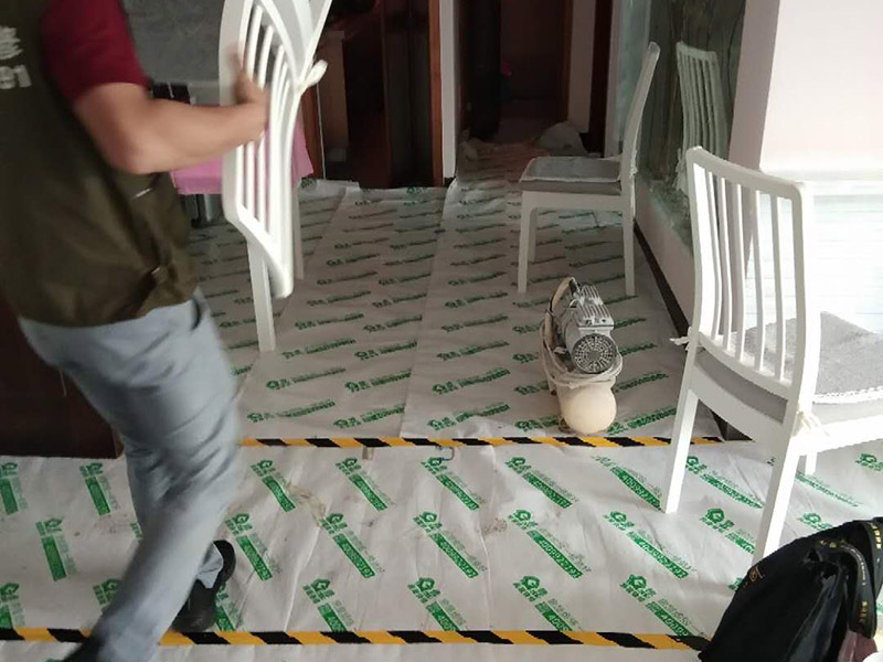 家具翻新地板保護：家具是比較容易折舊的，特別是一些上了油漆的家具，在用了很長的時間以后就會出現(xiàn)退色或者是漆面掉皮的現(xiàn)象，家具的體積一般都比較大，而且家具的價格也很高，導致了舊家具的更換有很多的困難。 1.混油飾面工藝做法：先用粗砂紙打磨掉舊油漆，然后披刮原子灰，干透后用細砂紙打磨平整，刷底漆一遍，打磨，再刷面漆若干遍，再打磨，最后噴面漆一遍。 2.清油飾面工藝做法：先用粗砂紙打磨掉舊油漆，然后披刮原子灰，干透后用細砂紙打磨平整，色漆做搓色處理，打磨，刷底漆一遍，打磨，再刷面漆若干!