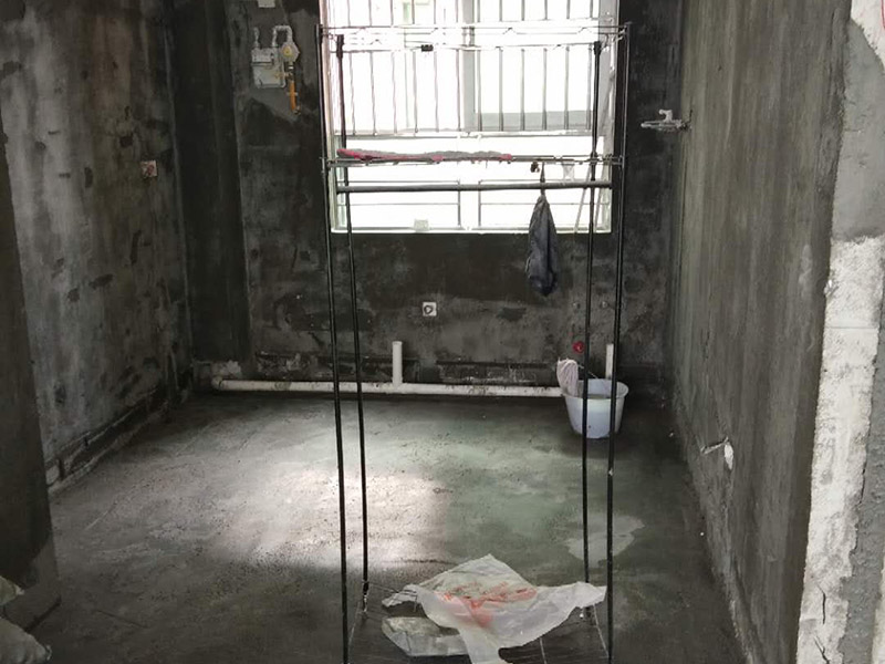 衛(wèi)生間防水找平:基面處理是衛(wèi)生間防水的基礎(chǔ)。首先要找平地面，并確保地面足夠平整、清潔。如果地面有縫隙、缺陷、不平等后期可能會(huì)造成漏水等問(wèn)題，所以前期基面防水要做到萬(wàn)無(wú)一失，才能保證后期的施工順利進(jìn)行。 鋪貼涂料 鋪貼涂料是衛(wèi)生間防水的重要條件，鋪防水涂料時(shí)要做到用力均勻，而且不能漏刷、缺刷。脫落、開裂等現(xiàn)象也是不能出現(xiàn)的，過(guò)于干燥的季節(jié)不適宜做防水。涂刷的厚度小于1毫米時(shí)鋪貼效果最好。 鋪保護(hù)層 鋪保護(hù)層是衛(wèi)生間防水的保證，做完最重要的鋪防水涂層當(dāng)然也不能忘了涂上表面防護(hù)涂料，對(duì)內(nèi)部的材料能起到一定的保護(hù)作用。鋪保護(hù)層與鋪防水涂料一樣要做到均勻、無(wú)裂痕、不脫落。