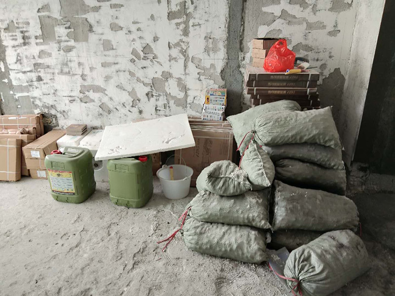 衛(wèi)生間防水找平:基面處理是衛(wèi)生間防水的基礎(chǔ)。首先要找平地面，并確保地面足夠平整、清潔。如果地面有縫隙、缺陷、不平等后期可能會(huì)造成漏水等問(wèn)題，所以前期基面防水要做到萬(wàn)無(wú)一失，才能保證后期的施工順利進(jìn)行。 鋪貼涂料 鋪貼涂料是衛(wèi)生間防水的重要條件，鋪防水涂料時(shí)要做到用力均勻，而且不能漏刷、缺刷。脫落、開裂等現(xiàn)象也是不能出現(xiàn)的，過(guò)于干燥的季節(jié)不適宜做防水。涂刷的厚度小于1毫米時(shí)鋪貼效果最好。 鋪保護(hù)層 鋪保護(hù)層是衛(wèi)生間防水的保證，做完最重要的鋪防水涂層當(dāng)然也不能忘了涂上表面防護(hù)涂料，對(duì)內(nèi)部的材料能起到一定的保護(hù)作用。鋪保護(hù)層與鋪防水涂料一樣要做到均勻、無(wú)裂痕、不脫落。