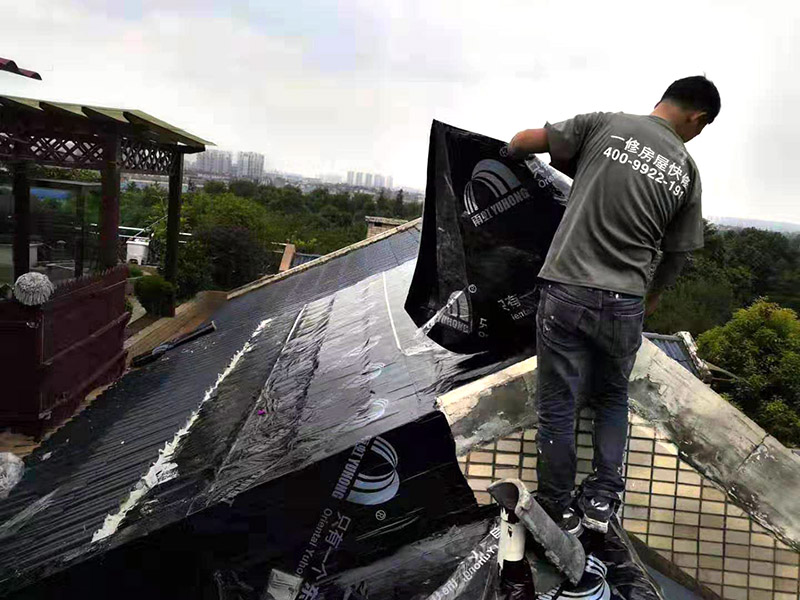 屋面防水卷材鋪貼:1.熱熔法：指采用加熱器熔化防水卷材底層的熱熔膠，實(shí)現(xiàn)卷材與基層粘結(jié)的方法稱為熱熔法。 2.冷粘法：指采用膠結(jié)材料直接實(shí)現(xiàn)防水卷材與基層粘結(jié)的方法稱為冷粘法。 3.自粘法：指采用帶有自粘膠的防水卷材，不需熱加工，也不需另涂膠結(jié)材料，而直接實(shí)現(xiàn)防水卷材與基層粘結(jié)的方法稱為自粘法。 4.熱瀝青法：指采用熱瀝青膠結(jié)材料直接實(shí)現(xiàn)防水卷材與基層粘結(jié)的方法稱為熱瀝青法。 屋面卷材按施工工藝不同可選用滿貼、條粘、點(diǎn)粘和空鋪等方法施工。鋪貼時(shí)應(yīng)同時(shí)將卷材下面的空氣排出，卷材平整，粘結(jié)牢固，接縫處必須滿粘，接縫嚴(yán)密。