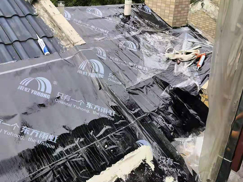 屋面防水卷材鋪貼:1.熱熔法：指采用加熱器熔化防水卷材底層的熱熔膠，實(shí)現(xiàn)卷材與基層粘結(jié)的方法稱為熱熔法。 2.冷粘法：指采用膠結(jié)材料直接實(shí)現(xiàn)防水卷材與基層粘結(jié)的方法稱為冷粘法。 3.自粘法：指采用帶有自粘膠的防水卷材，不需熱加工，也不需另涂膠結(jié)材料，而直接實(shí)現(xiàn)防水卷材與基層粘結(jié)的方法稱為自粘法。 4.熱瀝青法：指采用熱瀝青膠結(jié)材料直接實(shí)現(xiàn)防水卷材與基層粘結(jié)的方法稱為熱瀝青法。 屋面卷材按施工工藝不同可選用滿貼、條粘、點(diǎn)粘和空鋪等方法施工。鋪貼時(shí)應(yīng)同時(shí)將卷材下面的空氣排出，卷材平整，粘結(jié)牢固，接縫處必須滿粘，接縫嚴(yán)密。