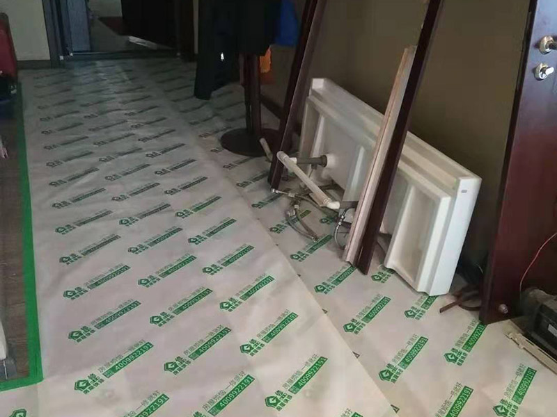 入戶現(xiàn)場(chǎng)地面保護(hù)：入戶門的保護(hù) 各種裝修物料的進(jìn)場(chǎng)以及各種建筑裝修的清理，都會(huì)經(jīng)過入戶門，這些物品在搬運(yùn)的過程中，與入戶門發(fā)生磕碰、摩擦的機(jī)率大大增加，所以，第一個(gè)需要做好成品保護(hù)的地方就是我們的入戶門。建議：在裝修開工前直到家具進(jìn)場(chǎng)期間，都需要對(duì)入戶門進(jìn)行保護(hù)！對(duì)于這一點(diǎn)，可以使用成品保護(hù)膜將門包裹。