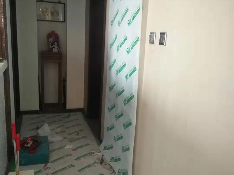 入戶現(xiàn)場(chǎng)地面保護(hù)：入戶門的保護(hù) 各種裝修物料的進(jìn)場(chǎng)以及各種建筑裝修的清理，都會(huì)經(jīng)過入戶門，這些物品在搬運(yùn)的過程中，與入戶門發(fā)生磕碰、摩擦的機(jī)率大大增加，所以，第一個(gè)需要做好成品保護(hù)的地方就是我們的入戶門。建議：在裝修開工前直到家具進(jìn)場(chǎng)期間，都需要對(duì)入戶門進(jìn)行保護(hù)！對(duì)于這一點(diǎn)，可以使用成品保護(hù)膜將門包裹。