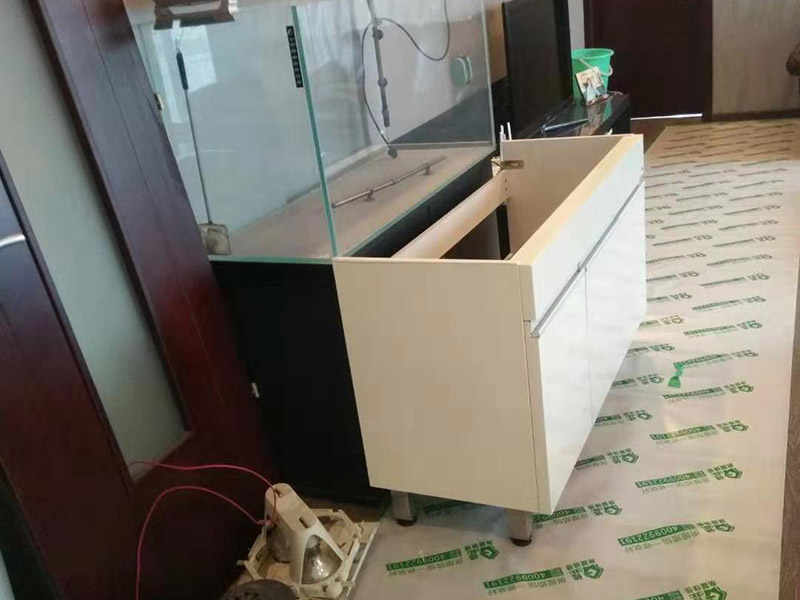 入戶現(xiàn)場(chǎng)地面保護(hù)：入戶門的保護(hù) 各種裝修物料的進(jìn)場(chǎng)以及各種建筑裝修的清理，都會(huì)經(jīng)過入戶門，這些物品在搬運(yùn)的過程中，與入戶門發(fā)生磕碰、摩擦的機(jī)率大大增加，所以，第一個(gè)需要做好成品保護(hù)的地方就是我們的入戶門。建議：在裝修開工前直到家具進(jìn)場(chǎng)期間，都需要對(duì)入戶門進(jìn)行保護(hù)！對(duì)于這一點(diǎn)，可以使用成品保護(hù)膜將門包裹。