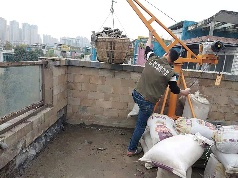 屋頂機(jī)器運(yùn)建渣：建筑垃圾破碎過程通常包括建筑垃圾篩選操作，并且破碎部分的總和構(gòu)成破碎的變臉流程。在粉碎過程中，通常使用兩個或三個破碎階段。兩級破碎過程分為兩部分：開放式和封閉式。建筑垃圾處理設(shè)備產(chǎn)品的破碎粒度應(yīng)符合用戶要求，同時滿足要求，確保機(jī)器內(nèi)部的正常運(yùn)行不受影響。在建筑垃圾處理生產(chǎn)過程中，根據(jù)垃圾處理的類型和破碎粒度，破碎階段是更重要的階段。在毀壞建筑垃圾處理設(shè)備的過程中，一般來說，建筑垃圾破碎機(jī)的破碎是由初級破碎引起的。在破碎過程的兩個階段中，大量的垃圾處理使用閉路過程來工作。