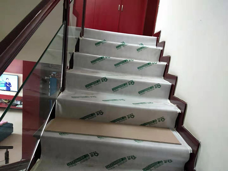 屋頂機(jī)器運(yùn)建渣：建筑垃圾破碎過程通常包括建筑垃圾篩選操作，并且破碎部分的總和構(gòu)成破碎的變臉流程。在粉碎過程中，通常使用兩個或三個破碎階段。兩級破碎過程分為兩部分：開放式和封閉式。建筑垃圾處理設(shè)備產(chǎn)品的破碎粒度應(yīng)符合用戶要求，同時滿足要求，確保機(jī)器內(nèi)部的正常運(yùn)行不受影響。在建筑垃圾處理生產(chǎn)過程中，根據(jù)垃圾處理的類型和破碎粒度，破碎階段是更重要的階段。在毀壞建筑垃圾處理設(shè)備的過程中，一般來說，建筑垃圾破碎機(jī)的破碎是由初級破碎引起的。在破碎過程的兩個階段中，大量的垃圾處理使用閉路過程來工作。