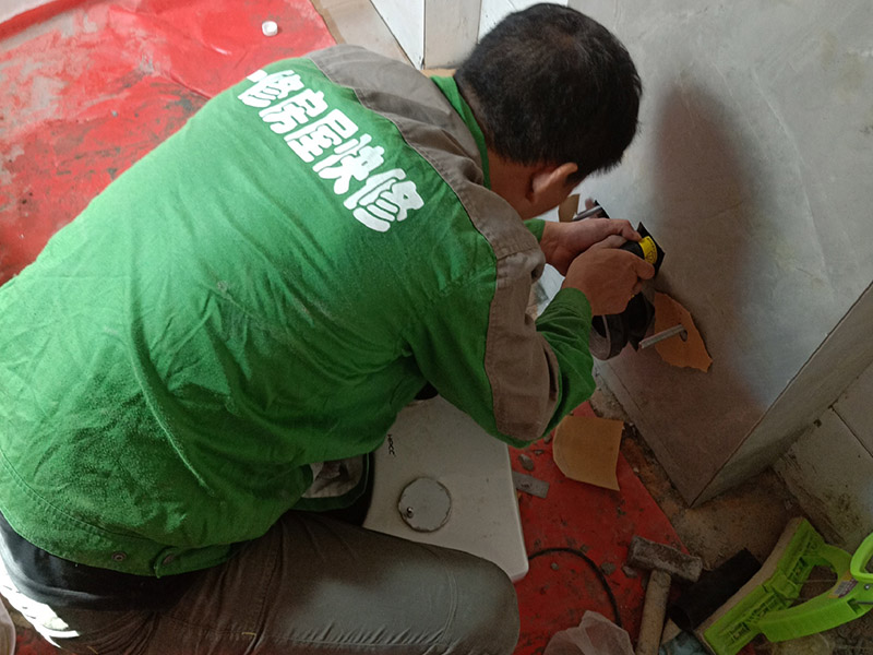 局部改造裝修:水、電路改造是舊房改造最復(fù)雜的。在所有的水路改造完成后，要做到管路合理、連接緊密、無跑冒滴漏、無違章拆移。電路的改造方面，如果舊房子使用的是鋁線，一定要拆掉，現(xiàn)代家庭電器很多，按照國(guó)家標(biāo)準(zhǔn)，裝修中必須使用2.5毫米銅線，而對(duì)于安裝空調(diào)等大功率電器的線路則應(yīng)單獨(dú)走一路4平方毫米的線路。在往墻中埋線時(shí)必須使用PVC絕緣管。