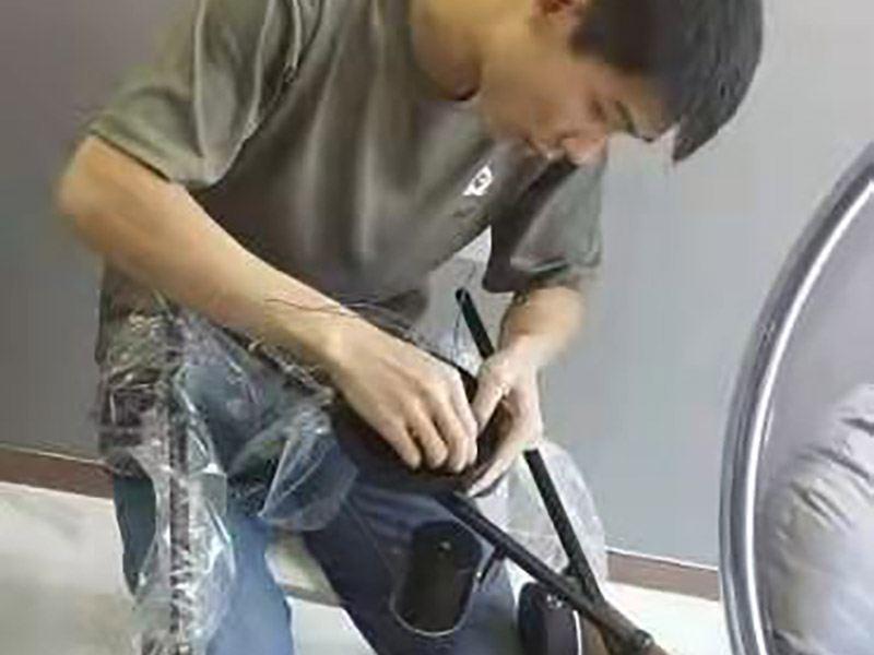 局部改造裝修:水、電路改造是舊房改造最復(fù)雜的。在所有的水路改造完成后，要做到管路合理、連接緊密、無跑冒滴漏、無違章拆移。電路的改造方面，如果舊房子使用的是鋁線，一定要拆掉，現(xiàn)代家庭電器很多，按照國(guó)家標(biāo)準(zhǔn)，裝修中必須使用2.5毫米銅線，而對(duì)于安裝空調(diào)等大功率電器的線路則應(yīng)單獨(dú)走一路4平方毫米的線路。在往墻中埋線時(shí)必須使用PVC絕緣管。