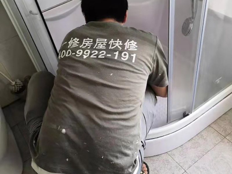 局部改造裝修:水、電路改造是舊房改造最復(fù)雜的。在所有的水路改造完成后，要做到管路合理、連接緊密、無跑冒滴漏、無違章拆移。電路的改造方面，如果舊房子使用的是鋁線，一定要拆掉，現(xiàn)代家庭電器很多，按照國(guó)家標(biāo)準(zhǔn)，裝修中必須使用2.5毫米銅線，而對(duì)于安裝空調(diào)等大功率電器的線路則應(yīng)單獨(dú)走一路4平方毫米的線路。在往墻中埋線時(shí)必須使用PVC絕緣管。