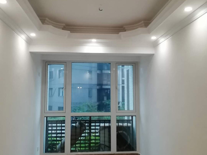 全屋裝修完成效果：老房裝修翻新不能隨便的去拆墻體，很多人覺得只有承重墻才不能隨便拆改，其實(shí)非承重墻也不可以隨便拆改，雖然是次要的承重，但是它也能起到支撐作用，所以要視情況而定，能不拆的盡量不要去拆。墻紙墻布鋪貼前，必須檢查墻面要干凈平整，墻體、墻皮表面無(wú)空鼓或松動(dòng)脫落。如果有墻面8大問(wèn)題，修復(fù)處理好墻體基底層?；さ雀赏福瑫r(shí)間為2小時(shí)-4小時(shí)。再一面墻陰角處開始滾刷糯米膠，滾刷好一面墻（上下粉刷均勻）后才開始貼墻布。墻紙墻布沿墻面放置，無(wú)縫接縫的必須上高度和墻面高度一致，對(duì)花拼接的墻紙墻布考慮好花樣、紋理的方向。