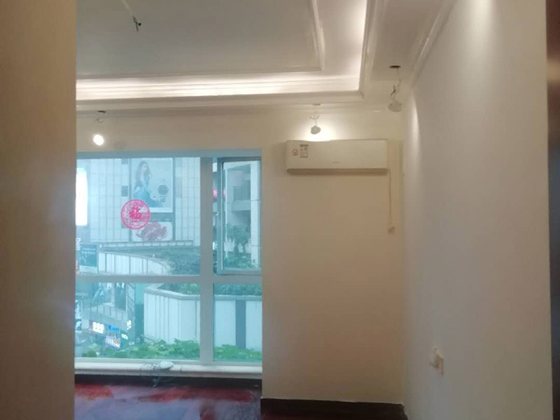 全屋裝修完成效果：老房裝修翻新不能隨便的去拆墻體，很多人覺得只有承重墻才不能隨便拆改，其實(shí)非承重墻也不可以隨便拆改，雖然是次要的承重，但是它也能起到支撐作用，所以要視情況而定，能不拆的盡量不要去拆。墻紙墻布鋪貼前，必須檢查墻面要干凈平整，墻體、墻皮表面無(wú)空鼓或松動(dòng)脫落。如果有墻面8大問(wèn)題，修復(fù)處理好墻體基底層?；さ雀赏?，時(shí)間為2小時(shí)-4小時(shí)。再一面墻陰角處開始滾刷糯米膠，滾刷好一面墻（上下粉刷均勻）后才開始貼墻布。墻紙墻布沿墻面放置，無(wú)縫接縫的必須上高度和墻面高度一致，對(duì)花拼接的墻紙墻布考慮好花樣、紋理的方向。