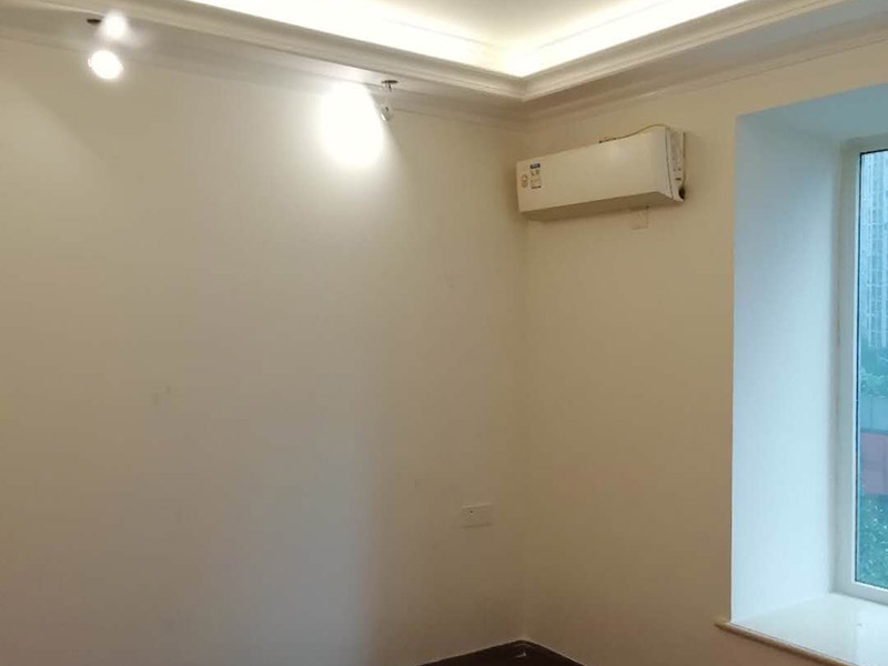 全屋裝修完成效果：老房裝修翻新不能隨便的去拆墻體，很多人覺得只有承重墻才不能隨便拆改，其實(shí)非承重墻也不可以隨便拆改，雖然是次要的承重，但是它也能起到支撐作用，所以要視情況而定，能不拆的盡量不要去拆。墻紙墻布鋪貼前，必須檢查墻面要干凈平整，墻體、墻皮表面無(wú)空鼓或松動(dòng)脫落。如果有墻面8大問(wèn)題，修復(fù)處理好墻體基底層?；さ雀赏?，時(shí)間為2小時(shí)-4小時(shí)。再一面墻陰角處開始滾刷糯米膠，滾刷好一面墻（上下粉刷均勻）后才開始貼墻布。墻紙墻布沿墻面放置，無(wú)縫接縫的必須上高度和墻面高度一致，對(duì)花拼接的墻紙墻布考慮好花樣、紋理的方向。