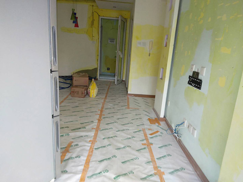 客廳墻面裝修翻新:在進(jìn)行客廳老墻面的翻新處理的時(shí)候要注意將老墻面的原有裝修和裝飾都一并的清除。如果老墻面是裝修了一兩年的，則可以只使用鋼刷和砂紙打磨墻面，讓墻面變得干凈平整之后開(kāi)始新的乳膠漆粉刷工作，如果是裝修時(shí)間很長(zhǎng)磨損很嚴(yán)重的老墻面，則需要用鏟子將墻面的原有裝修都鏟除，之后再刷上膩?zhàn)娱_(kāi)始新的粉刷工作。墻面的底漆作用非常重要，具有防潮、保護(hù)墻面、提高墻面粉刷效果的作用。在進(jìn)行乳膠漆的涂刷之前先要計(jì)算好所有墻面需要的乳膠漆量，一次配好，避免二次配方產(chǎn)生色差的問(wèn)題，從而導(dǎo)致墻面顏色不一致影響效果。在進(jìn)行涂刷的時(shí)候也要從上到下順著一個(gè)方向進(jìn)行涂刷。