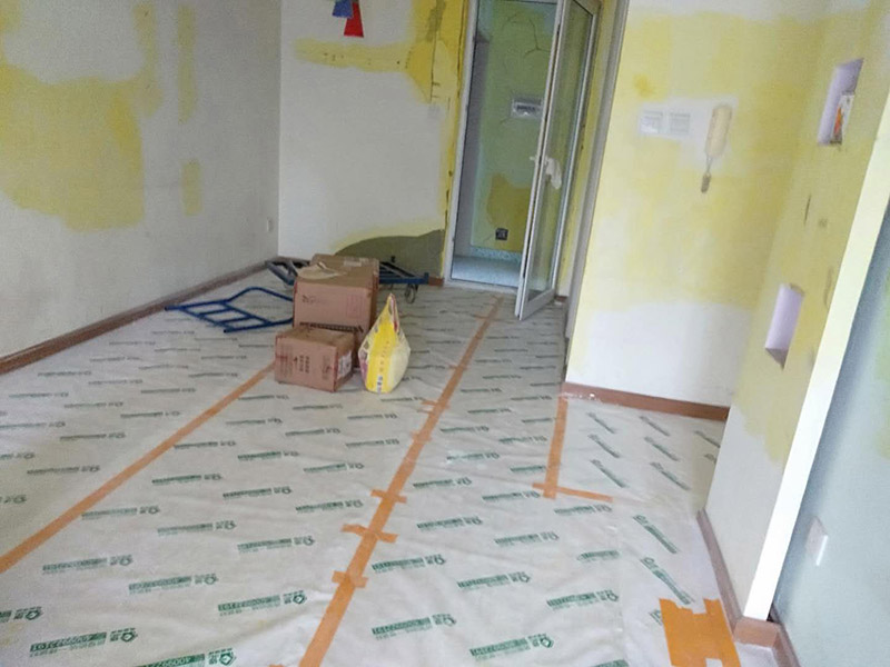 客廳墻面裝修翻新:在進(jìn)行客廳老墻面的翻新處理的時(shí)候要注意將老墻面的原有裝修和裝飾都一并的清除。如果老墻面是裝修了一兩年的，則可以只使用鋼刷和砂紙打磨墻面，讓墻面變得干凈平整之后開(kāi)始新的乳膠漆粉刷工作，如果是裝修時(shí)間很長(zhǎng)磨損很嚴(yán)重的老墻面，則需要用鏟子將墻面的原有裝修都鏟除，之后再刷上膩?zhàn)娱_(kāi)始新的粉刷工作。墻面的底漆作用非常重要，具有防潮、保護(hù)墻面、提高墻面粉刷效果的作用。在進(jìn)行乳膠漆的涂刷之前先要計(jì)算好所有墻面需要的乳膠漆量，一次配好，避免二次配方產(chǎn)生色差的問(wèn)題，從而導(dǎo)致墻面顏色不一致影響效果。在進(jìn)行涂刷的時(shí)候也要從上到下順著一個(gè)方向進(jìn)行涂刷。