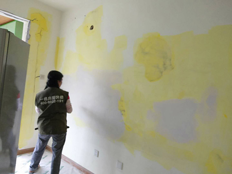 客廳墻面裝修翻新:在進(jìn)行客廳老墻面的翻新處理的時(shí)候要注意將老墻面的原有裝修和裝飾都一并的清除。如果老墻面是裝修了一兩年的，則可以只使用鋼刷和砂紙打磨墻面，讓墻面變得干凈平整之后開(kāi)始新的乳膠漆粉刷工作，如果是裝修時(shí)間很長(zhǎng)磨損很嚴(yán)重的老墻面，則需要用鏟子將墻面的原有裝修都鏟除，之后再刷上膩?zhàn)娱_(kāi)始新的粉刷工作。墻面的底漆作用非常重要，具有防潮、保護(hù)墻面、提高墻面粉刷效果的作用。在進(jìn)行乳膠漆的涂刷之前先要計(jì)算好所有墻面需要的乳膠漆量，一次配好，避免二次配方產(chǎn)生色差的問(wèn)題，從而導(dǎo)致墻面顏色不一致影響效果。在進(jìn)行涂刷的時(shí)候也要從上到下順著一個(gè)方向進(jìn)行涂刷。