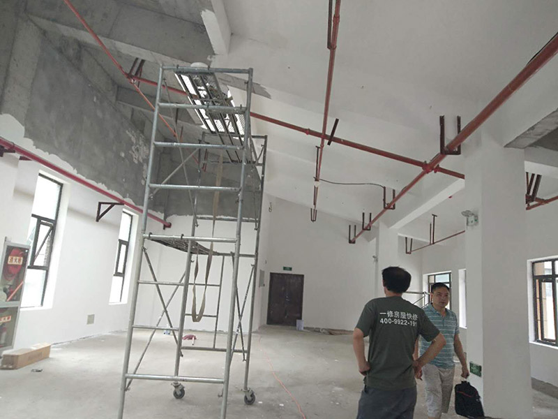 工廠裝修翻新打掃:地面部分是整個(gè)工廠面積比較大的一部分，所以在裝修也是需要格外注意的地方。一般來(lái)說(shuō)，工廠地面所用材料都是水磨石，當(dāng)然也不乏釉面磚或者麻石等。水磨石若是出現(xiàn)缺陷或者污垢，可以對(duì)其進(jìn)行打磨修復(fù)。與地板一樣，墻面也是工廠中總占面積比較大的一個(gè)部分。而且也是容易受污損的一個(gè)部分，而且還容易出現(xiàn)起皮、掉皮等各種問(wèn)題，所以在進(jìn)行工廠翻新裝修的時(shí)候，墻面自然是不能夠忽視的。