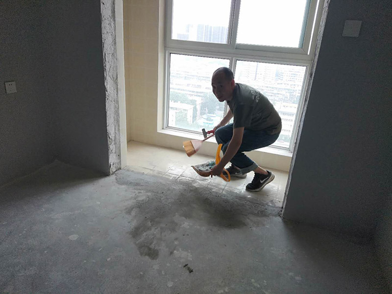 工廠裝修翻新打掃:地面部分是整個(gè)工廠面積比較大的一部分，所以在裝修也是需要格外注意的地方。一般來(lái)說(shuō)，工廠地面所用材料都是水磨石，當(dāng)然也不乏釉面磚或者麻石等。水磨石若是出現(xiàn)缺陷或者污垢，可以對(duì)其進(jìn)行打磨修復(fù)。與地板一樣，墻面也是工廠中總占面積比較大的一個(gè)部分。而且也是容易受污損的一個(gè)部分，而且還容易出現(xiàn)起皮、掉皮等各種問(wèn)題，所以在進(jìn)行工廠翻新裝修的時(shí)候，墻面自然是不能夠忽視的。