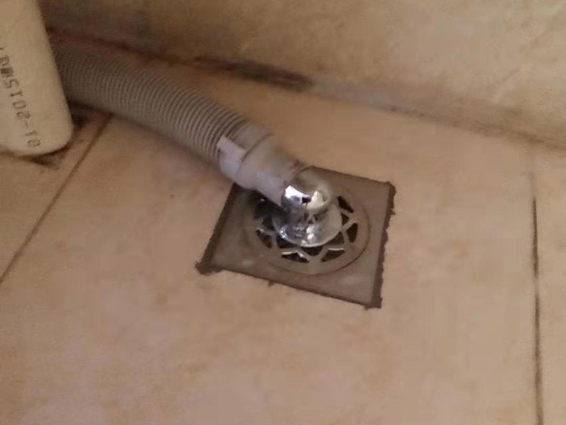 更換水龍頭地漏：塑料水龍頭維修方法最常見的漏水解決方法是使用鉗子逆時(shí)針旋轉(zhuǎn)取下龍頭，在螺釘固定處順時(shí)針纏繞上五到六圈止水膠帶，隨后順時(shí)針裝上塑料水龍頭即可，這個(gè)方法行不通，就試試后面的方法。若因軸心墊片部位發(fā)生磨損導(dǎo)致漏水，則可使用老虎鉗取下壓蓋，用鑷子夾出軸心墊片，更換一個(gè)新的就好了，一般的五金店都會(huì)有軸心墊片賣。若想更換三角密封墊，則可以用螺絲刀轉(zhuǎn)動(dòng)栓頭上的螺絲，取下后再取下壓蓋，三角密封墊就在壓蓋的內(nèi)側(cè)，更換就行了。若是接管的結(jié)合部位漏水現(xiàn)象嚴(yán)重，只用螺絲刀扭緊蓋型螺帽即可，如果不能解決問題，那就只好將U型密封墊更換成新的。止水磁盤的故障不容易維修，需要完全拆解龍頭進(jìn)行清理，出現(xiàn)這種故障多是當(dāng)?shù)刈詠硭粔蚋蓛魞?nèi)存砂石的緣故。如果發(fā)現(xiàn)膠墊出現(xiàn)了毀損，一定要立即更換。