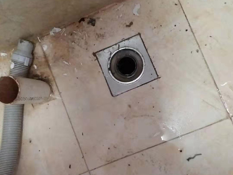 更換水龍頭地漏：塑料水龍頭維修方法最常見的漏水解決方法是使用鉗子逆時(shí)針旋轉(zhuǎn)取下龍頭，在螺釘固定處順時(shí)針纏繞上五到六圈止水膠帶，隨后順時(shí)針裝上塑料水龍頭即可，這個(gè)方法行不通，就試試后面的方法。若因軸心墊片部位發(fā)生磨損導(dǎo)致漏水，則可使用老虎鉗取下壓蓋，用鑷子夾出軸心墊片，更換一個(gè)新的就好了，一般的五金店都會(huì)有軸心墊片賣。若想更換三角密封墊，則可以用螺絲刀轉(zhuǎn)動(dòng)栓頭上的螺絲，取下后再取下壓蓋，三角密封墊就在壓蓋的內(nèi)側(cè)，更換就行了。若是接管的結(jié)合部位漏水現(xiàn)象嚴(yán)重，只用螺絲刀扭緊蓋型螺帽即可，如果不能解決問題，那就只好將U型密封墊更換成新的。止水磁盤的故障不容易維修，需要完全拆解龍頭進(jìn)行清理，出現(xiàn)這種故障多是當(dāng)?shù)刈詠硭粔蚋蓛魞?nèi)存砂石的緣故。如果發(fā)現(xiàn)膠墊出現(xiàn)了毀損，一定要立即更換。