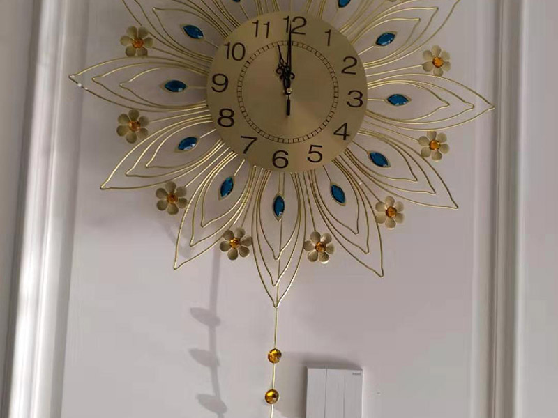 客廳掛畫(huà)安裝：如果是豎幅的書(shū)畫(huà)作品，那么裝裱成軸后，可以直接懸掛，在掛畫(huà)的前面頂部的暗處釘個(gè)小釘子，或是找個(gè)掛畫(huà)的鉤子或物件，即可直接懸掛了，非常方便。 如果是橫幅的書(shū)畫(huà)作品，如果裝裱成裱桿，那么可以在兩頭固定后，直接懸掛，但橫幅的書(shū)畫(huà)作品，可以考慮掛在沙發(fā)后面的背景墻上，畫(huà)的尺寸不要超過(guò)沙發(fā)的長(zhǎng)度。 同時(shí)考慮到美觀，和長(zhǎng)期保存等因素，建議直接去當(dāng)?shù)嘏淇虻牡胤脚鋫€(gè)框，則能更有效美觀的掛畫(huà)，并且一般配框的地方都會(huì)上門(mén)安裝，可以用一些隱性?huà)煦^，效果更好些。