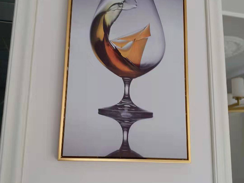 客廳掛畫(huà)安裝：如果是豎幅的書(shū)畫(huà)作品，那么裝裱成軸后，可以直接懸掛，在掛畫(huà)的前面頂部的暗處釘個(gè)小釘子，或是找個(gè)掛畫(huà)的鉤子或物件，即可直接懸掛了，非常方便。 如果是橫幅的書(shū)畫(huà)作品，如果裝裱成裱桿，那么可以在兩頭固定后，直接懸掛，但橫幅的書(shū)畫(huà)作品，可以考慮掛在沙發(fā)后面的背景墻上，畫(huà)的尺寸不要超過(guò)沙發(fā)的長(zhǎng)度。 同時(shí)考慮到美觀，和長(zhǎng)期保存等因素，建議直接去當(dāng)?shù)嘏淇虻牡胤脚鋫€(gè)框，則能更有效美觀的掛畫(huà)，并且一般配框的地方都會(huì)上門(mén)安裝，可以用一些隱性?huà)煦^，效果更好些。