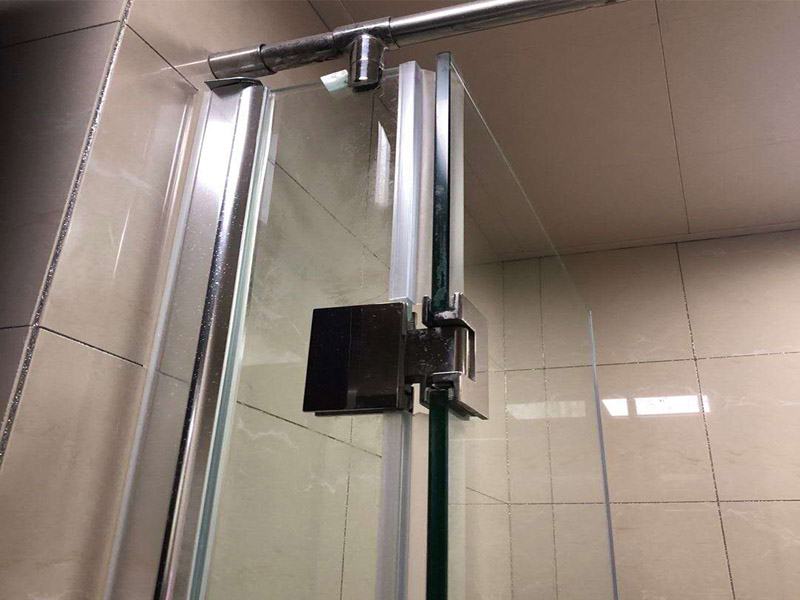 淋浴房拆除案例：1、搬運(yùn)時(shí)，淋浴房水平搬運(yùn)易使玻璃破碎，需要垂直且要兩人以上同時(shí)進(jìn)行搬運(yùn)，且注意避免和硬物碰撞。 2、淋浴房包裝開(kāi)拆后請(qǐng)把玻璃豎直靠墻平穩(wěn)放置，水平放置或不平整放置都可能造成玻璃破損，造成財(cái)產(chǎn)損失或人身傷害。 3、使用密封硅膠時(shí)，不要把硅膠涂在亞克力潔具表面。如果不小心涂上少許切記不要急于去擦拭，這樣更難清除，要等其固化后輕輕揭去，禁止用硬物刮擦，不然會(huì)導(dǎo)致表面損壞。底盆安裝以后，要在硅膠全部固化后再使用(硅膠固化時(shí)間為24小時(shí))。