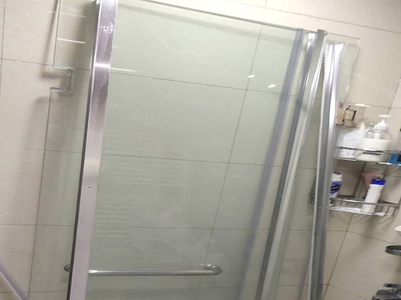 淋浴房拆除案例：1、搬運(yùn)時(shí)，淋浴房水平搬運(yùn)易使玻璃破碎，需要垂直且要兩人以上同時(shí)進(jìn)行搬運(yùn)，且注意避免和硬物碰撞。 2、淋浴房包裝開(kāi)拆后請(qǐng)把玻璃豎直靠墻平穩(wěn)放置，水平放置或不平整放置都可能造成玻璃破損，造成財(cái)產(chǎn)損失或人身傷害。 3、使用密封硅膠時(shí)，不要把硅膠涂在亞克力潔具表面。如果不小心涂上少許切記不要急于去擦拭，這樣更難清除，要等其固化后輕輕揭去，禁止用硬物刮擦，不然會(huì)導(dǎo)致表面損壞。底盆安裝以后，要在硅膠全部固化后再使用(硅膠固化時(shí)間為24小時(shí))。