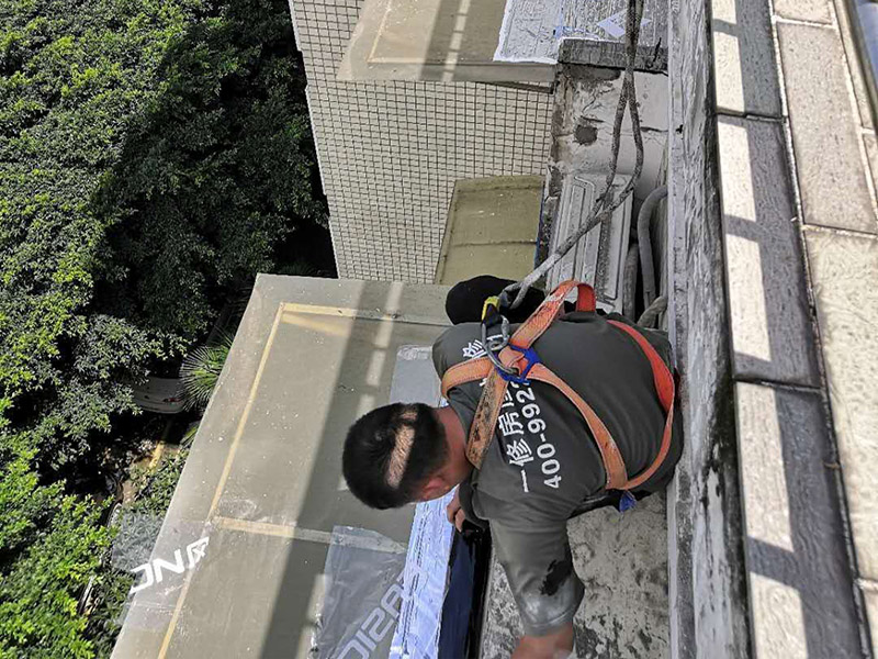 飄窗房檐頂面防水:首先，用水泥砂漿找平，同時做好防水層和保護層，然后，檢查基層處理并進行清理，要求不能有任何雜質(zhì)，且屋面必須保持干燥，否則會直接影響防水效果，最后，根據(jù)當天的施工量配置相應的瀝青，并參照從高到低、從遠到近的順序，開始鋪貼屋面防水卷材。