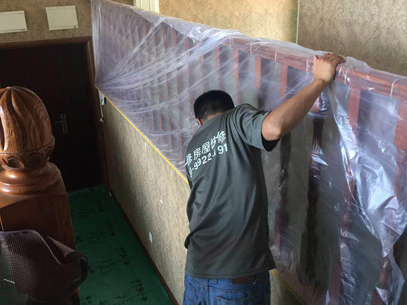 家具樓梯地面保護方案:入戶門的保護 入戶門是各種裝修物料進場以及各種建筑裝修垃圾清理的必經(jīng)之路，這些物品在搬運的過程中，與入戶門發(fā)生磕碰、摩擦的機率大大增加，所以，第一個需要做好成品保護的地方就是入戶門。建議：在裝修開工前直到家具進場期間，都需要對入戶門進行保護！對于這一點，可以使用成品保護膜將門包裹。  二、水電改造時的保護 水電改造屬于隱蔽工程之一，是基礎(chǔ)裝修，其施工的質(zhì)量好壞，對于后期的施工和使用起著非常重要的作用。當水電改造完成后，對各種管線進行規(guī)范的固定，防止脫落，對裸露的線頭進行包裹，防止發(fā)生觸電的危險，地面裸露的線管，做好固定和保護，防止被踩壞，在搬運各種物料的時候不要破壞地面所布的管線。 建議水電改造的成品保護別忽視! 1、電路改造的時候，能開槽的地方盡量開槽。 2、不能開槽的地方一定要做好固定和保護。 3、下水管要封好。 4、對裸露的線頭盡量進行包裹。