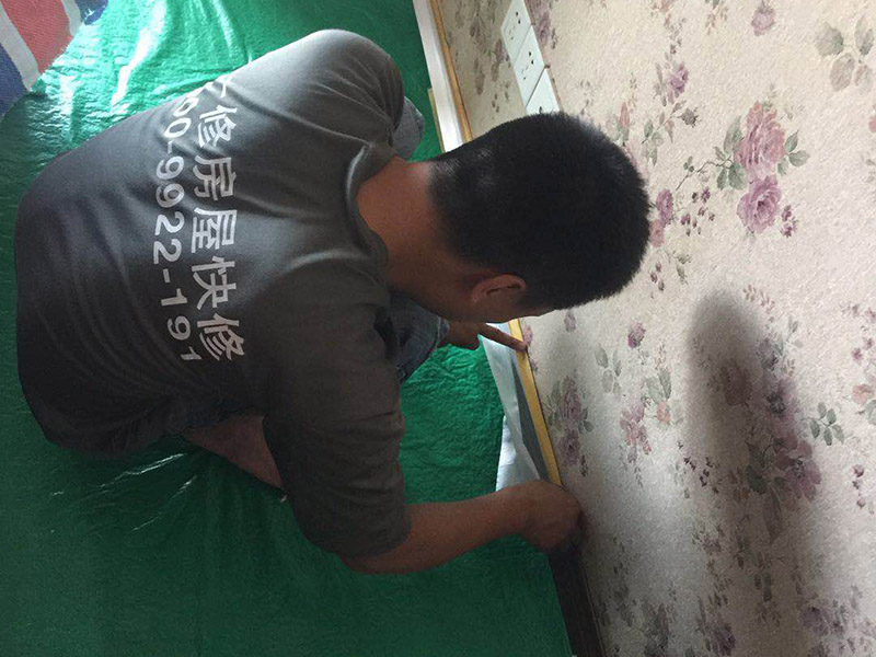 家具樓梯地面保護方案:入戶門的保護 入戶門是各種裝修物料進場以及各種建筑裝修垃圾清理的必經(jīng)之路，這些物品在搬運的過程中，與入戶門發(fā)生磕碰、摩擦的機率大大增加，所以，第一個需要做好成品保護的地方就是入戶門。建議：在裝修開工前直到家具進場期間，都需要對入戶門進行保護！對于這一點，可以使用成品保護膜將門包裹。  二、水電改造時的保護 水電改造屬于隱蔽工程之一，是基礎(chǔ)裝修，其施工的質(zhì)量好壞，對于后期的施工和使用起著非常重要的作用。當水電改造完成后，對各種管線進行規(guī)范的固定，防止脫落，對裸露的線頭進行包裹，防止發(fā)生觸電的危險，地面裸露的線管，做好固定和保護，防止被踩壞，在搬運各種物料的時候不要破壞地面所布的管線。 建議水電改造的成品保護別忽視! 1、電路改造的時候，能開槽的地方盡量開槽。 2、不能開槽的地方一定要做好固定和保護。 3、下水管要封好。 4、對裸露的線頭盡量進行包裹。