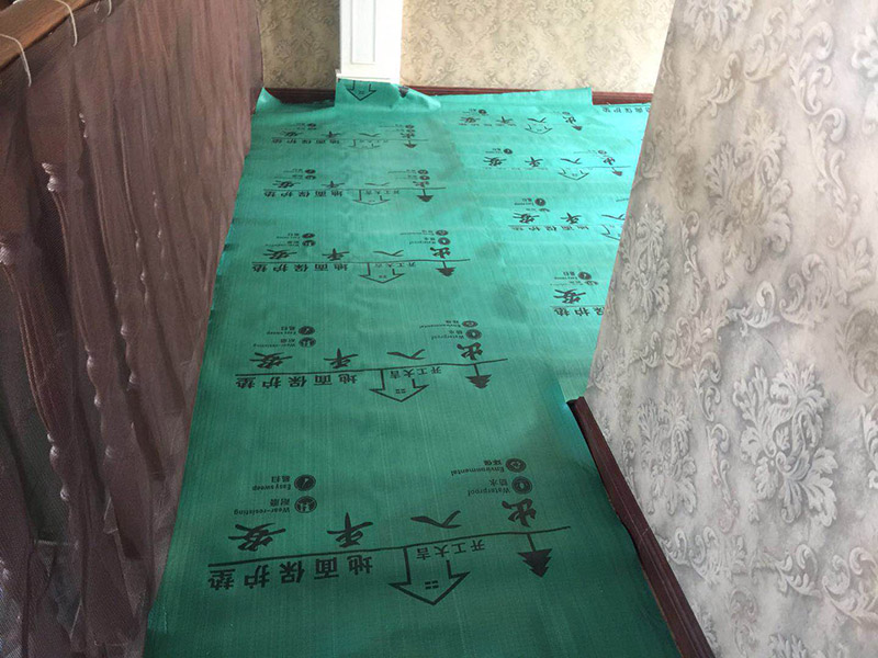 家具樓梯地面保護方案:入戶門的保護 入戶門是各種裝修物料進場以及各種建筑裝修垃圾清理的必經(jīng)之路，這些物品在搬運的過程中，與入戶門發(fā)生磕碰、摩擦的機率大大增加，所以，第一個需要做好成品保護的地方就是入戶門。建議：在裝修開工前直到家具進場期間，都需要對入戶門進行保護！對于這一點，可以使用成品保護膜將門包裹。  二、水電改造時的保護 水電改造屬于隱蔽工程之一，是基礎(chǔ)裝修，其施工的質(zhì)量好壞，對于后期的施工和使用起著非常重要的作用。當水電改造完成后，對各種管線進行規(guī)范的固定，防止脫落，對裸露的線頭進行包裹，防止發(fā)生觸電的危險，地面裸露的線管，做好固定和保護，防止被踩壞，在搬運各種物料的時候不要破壞地面所布的管線。 建議水電改造的成品保護別忽視! 1、電路改造的時候，能開槽的地方盡量開槽。 2、不能開槽的地方一定要做好固定和保護。 3、下水管要封好。 4、對裸露的線頭盡量進行包裹。