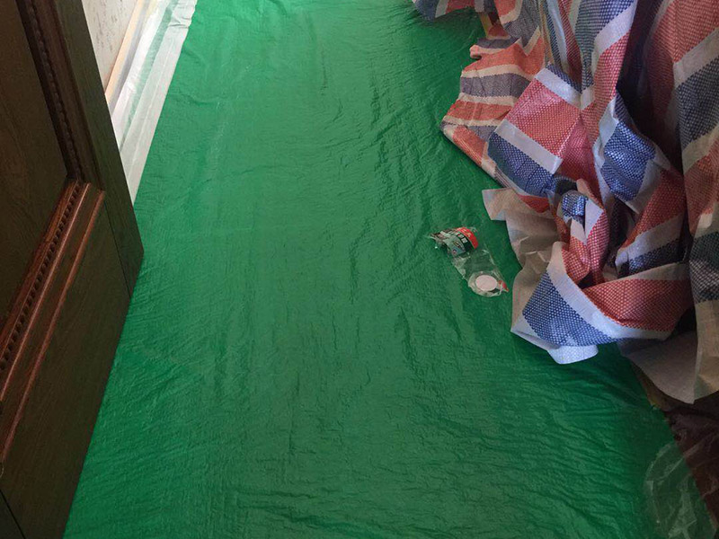 家具樓梯地面保護方案:入戶門的保護 入戶門是各種裝修物料進場以及各種建筑裝修垃圾清理的必經(jīng)之路，這些物品在搬運的過程中，與入戶門發(fā)生磕碰、摩擦的機率大大增加，所以，第一個需要做好成品保護的地方就是入戶門。建議：在裝修開工前直到家具進場期間，都需要對入戶門進行保護！對于這一點，可以使用成品保護膜將門包裹。  二、水電改造時的保護 水電改造屬于隱蔽工程之一，是基礎(chǔ)裝修，其施工的質(zhì)量好壞，對于后期的施工和使用起著非常重要的作用。當水電改造完成后，對各種管線進行規(guī)范的固定，防止脫落，對裸露的線頭進行包裹，防止發(fā)生觸電的危險，地面裸露的線管，做好固定和保護，防止被踩壞，在搬運各種物料的時候不要破壞地面所布的管線。 建議水電改造的成品保護別忽視! 1、電路改造的時候，能開槽的地方盡量開槽。 2、不能開槽的地方一定要做好固定和保護。 3、下水管要封好。 4、對裸露的線頭盡量進行包裹。