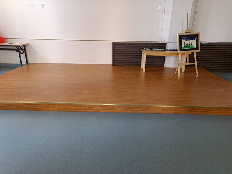 舊地板更換鋪裝：無論再好的實木地板用久了都會出現(xiàn)不平整的情況，舊地板翻新要用粗砂對地板進(jìn)行打磨，將舊地板外層去掉1-2毫米，這個最好要請專業(yè)的師傅來做，特別是轉(zhuǎn)角位置。打磨后視覺上實木地板是非常平整的，其實略有高低不平。為了避免影響翻新效果，一般建議用戶在實木地板上刮涂一遍填泥，然后等填泥干透再執(zhí)行下步操作。再經(jīng)歷過打磨、填泥后實木地板看上去非常新了，但在光線較好下可發(fā)現(xiàn)：地板顏色不均勻。這時候需要對地板進(jìn)行調(diào)色。用配套的底漆在地板上再涂抹一層，效果會好很多。