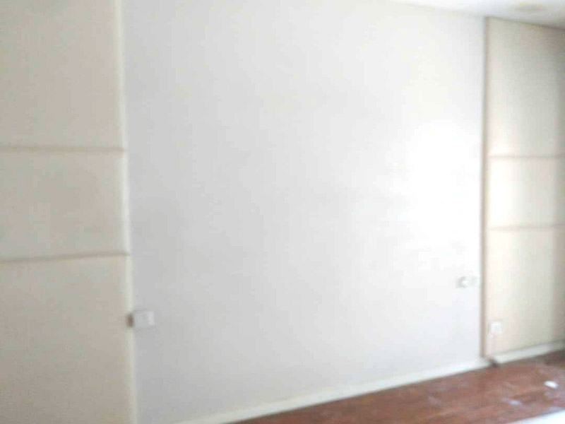 墻面粉刷翻新：1、清理墻面： 舊墻面在翻新前一定要做墻面基底處理，粉化嚴(yán)重的要全部鏟除，鏟除后抹上一層白水泥，原來墻面過于光滑、刷過油漆的鏟除后還要做打磨處理，把粘結(jié)不牢的表皮去掉，便于新涂料和墻體粘結(jié)。 2、涂刷底漆： 墻面底漆的作用是抗堿防潮、封固基材、保護(hù)面漆，提高面漆的質(zhì)感和遮蓋力，對(duì)于老房翻新，墻面一定要做底漆，如果沒有刷底漆就直接上面漆的話，時(shí)間一長(zhǎng)墻面容易起泡、發(fā)霉，太陽(yáng)照曬時(shí)間長(zhǎng)了也容易變色。 3、大面積修補(bǔ)： 已經(jīng)上好面漆的墻面要修補(bǔ)會(huì)比較麻煩，容易產(chǎn)生色差，材料的使用時(shí)間不同，質(zhì)量也難以保證，很難達(dá)到理想效果。 4、防色差： 墻面色差是修補(bǔ)墻面時(shí)需要盡量避免的，為此，應(yīng)該注意按照油漆桶的說明配比、涂刷，最好估算好用量，一次準(zhǔn)備足夠的量，這樣能保證墻面顏色一致，也能避免用量不足重新調(diào)配出來的顏色有差異。