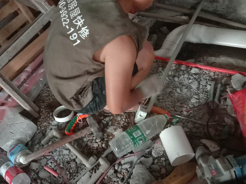 管道更換墻面修補(bǔ):墻面裂縫面積如果比較大的話，必須將開裂處墻面的基底鑿成U型狀，并且它的槽間距必須要大于20CM以上。而對(duì)于鑿好的墻面基地還需進(jìn)行鑿毛處理，然后再掛上鋼絲網(wǎng)，最后在使用帶有彈性的裝飾性墻面材料對(duì)裂縫處進(jìn)行涂刷。 1、墻面在進(jìn)行裂縫修補(bǔ)的時(shí)候，要注意其開裂的原因不同，處理的方法也是有所不同的。另外，墻面會(huì)出現(xiàn)開裂的現(xiàn)象這與施工、保養(yǎng)油等方面都有很大關(guān)系。因此，一定要標(biāo)準(zhǔn)施工以及平時(shí)注意墻面的保養(yǎng)，避免淋雨、暴曬。 2、修補(bǔ)墻面裂縫最需要注意的就是下雨天漏雨方面的問題，在出現(xiàn)漏雨情況時(shí)想要真正的做到裝修墻面處理是非常困難的，因此必須要做好防御的工作。如果使用拒水粉的話，風(fēng)吹雨打都能使其輕易流失掉，因?yàn)樗且环N輕質(zhì)干燥的粉未。所以保護(hù)層必須由鋼筋砼來制作，這樣才能長期阻止其外流。