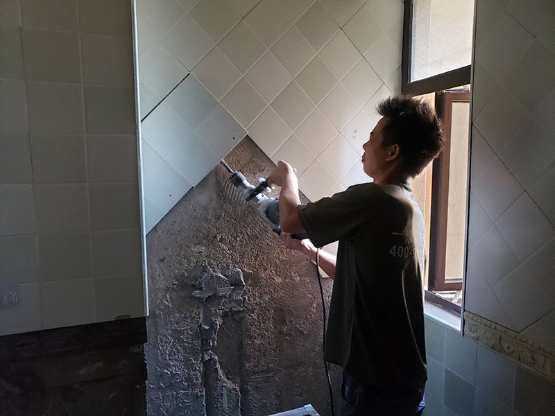 衛(wèi)生間拆除翻新：拆卸一般是從墻體的下方往上方敲，從瓷磚的邊緣往里面敲，還需要根據(jù)拆卸的位置選擇適當(dāng)?shù)那么u力度。敲磚是從墻體下方開始敲，從每塊瓷磚的邊緣開始敲。如果先敲上面的瓷磚，地面堆積的瓷磚較多，擋住下面的瓷磚，會(huì)不利于拆卸。在敲瓷磚的過(guò)程中，如果不是對(duì)地面瓷磚進(jìn)行清理，避免瓷磚過(guò)多堆積，就會(huì)減緩施工進(jìn)度甚至造成施工意外。