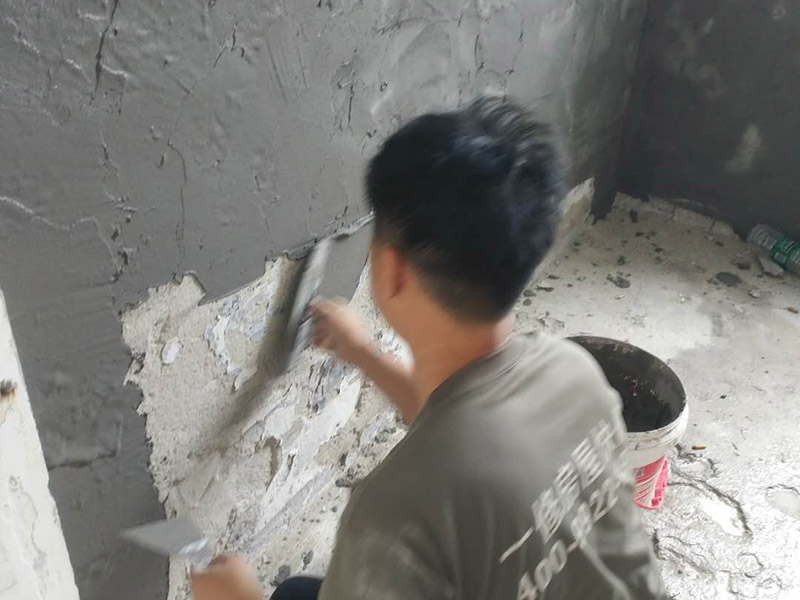 衛(wèi)生間瓷磚拆除重鋪：首先，拆除瓷磚時(shí)要用電，而電是從客廳臨時(shí)拉的，為了避免在施工過(guò)程中發(fā)生觸電的現(xiàn)象，將電拉進(jìn)衛(wèi)生間內(nèi)。其次，舊房改造拆除瓷磚時(shí)可以用沖擊電鉆，這種工具方便快捷，可自由更換。但在使用前應(yīng)檢查其是否靈活，可以通過(guò)空轉(zhuǎn)一分鐘的方法進(jìn)行檢驗(yàn)。用完之后及時(shí)進(jìn)行清理。 如果是地面的中間某一塊瓷磚想換掉就用錘子從正面敲碎地磚，然后將碎渣清理出來(lái)。拆磚應(yīng)從下至上進(jìn)行，在施工過(guò)程中對(duì)地面及時(shí)進(jìn)行處理，以免因垃圾過(guò)多從而影響后面的工作。同時(shí)要處理好房?jī)?nèi)的防水層。拆除插座與水龍頭附近的瓷磚時(shí)應(yīng)小心，以免損壞水電設(shè)備。