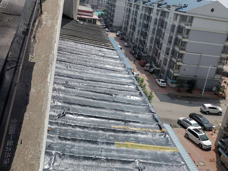 陽(yáng)臺(tái)雨棚防水處理：1.清潔雨棚的表面;2.在需防水處理的區(qū)域涂上基層防水涂料，當(dāng)其仍為濕潤(rùn)時(shí)，把適合尺寸的縫織聚酯布鋪于其上，確?？p織聚酯布不起泡，不起皺，再用基層防水涂料浸透縫織聚酯布，至全干;3.最后涂?jī)蓪颖韺臃浪苛?4.養(yǎng)護(hù)。