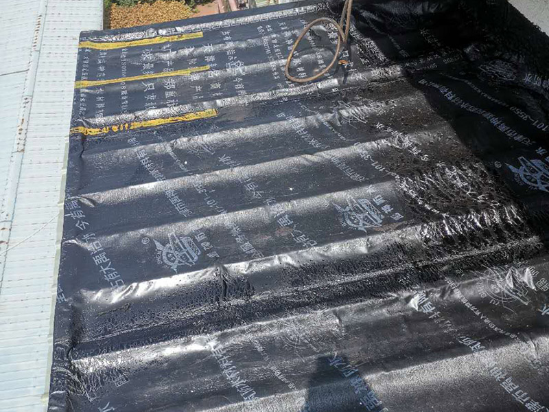 陽(yáng)臺(tái)雨棚防水處理：1.清潔雨棚的表面;2.在需防水處理的區(qū)域涂上基層防水涂料，當(dāng)其仍為濕潤(rùn)時(shí)，把適合尺寸的縫織聚酯布鋪于其上，確保縫織聚酯布不起泡，不起皺，再用基層防水涂料浸透縫織聚酯布，至全干;3.最后涂?jī)蓪颖韺臃浪苛?4.養(yǎng)護(hù)。