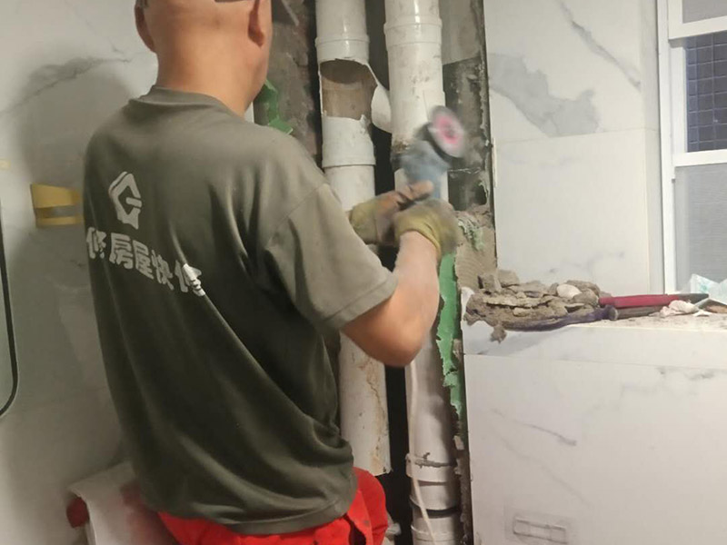 主水管更換維修：1.可以先截?cái)嗨?，然后卸下連bai接壓縮接頭的陰陽螺母，在螺du紋上繞幾層螺紋密封膠布，然后重新裝上接頭。 　　2.套筒接頭一旦發(fā)生漏水，則可能需要拆下接頭并重裝很多水管，所以應(yīng)及時(shí)報(bào)知修理工進(jìn)行修理。 　　3.無論是哪種水管接頭出現(xiàn)漏水，都可以先利用修補(bǔ)水管的專用膠布作臨時(shí)修補(bǔ)。具體操作方法是：先關(guān)閉閥門、截?cái)嗨春螅瑢⑺堫^打開至適當(dāng)位置，以泄去水管內(nèi)的大部分壓力，然后用專用膠布捆住漏水的部位，或用環(huán)氣樹脂黏劑將其封住。