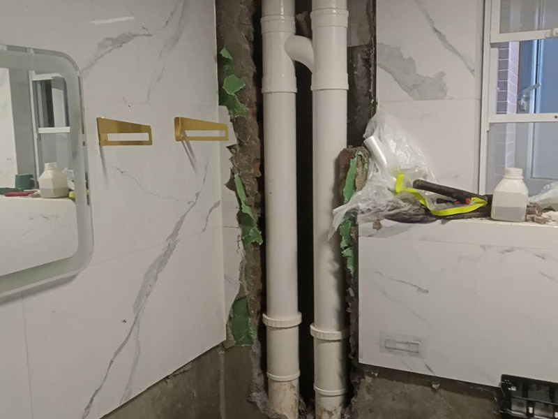 主水管更換維修：1.可以先截?cái)嗨?，然后卸下連bai接壓縮接頭的陰陽螺母，在螺du紋上繞幾層螺紋密封膠布，然后重新裝上接頭。 　　2.套筒接頭一旦發(fā)生漏水，則可能需要拆下接頭并重裝很多水管，所以應(yīng)及時(shí)報(bào)知修理工進(jìn)行修理。 　　3.無論是哪種水管接頭出現(xiàn)漏水，都可以先利用修補(bǔ)水管的專用膠布作臨時(shí)修補(bǔ)。具體操作方法是：先關(guān)閉閥門、截?cái)嗨春?，將水龍頭打開至適當(dāng)位置，以泄去水管內(nèi)的大部分壓力，然后用專用膠布捆住漏水的部位，或用環(huán)氣樹脂黏劑將其封住。