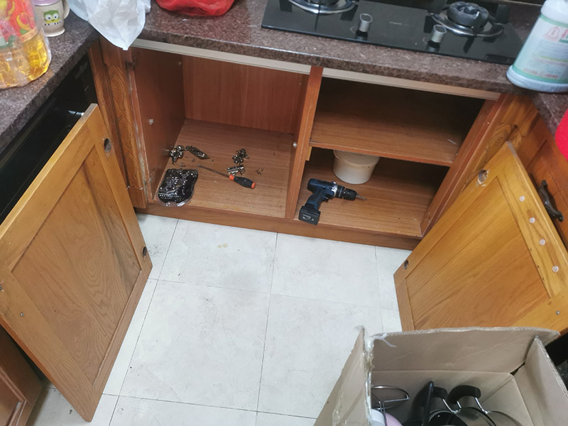 櫥柜門五金安裝：首先將鉸鏈固定在我們的柜門的一邊。注意齊平，一般是有預(yù)留孔的。之后將柜門豎直放在柜子的頂頭，兩邊用卡紙塞好預(yù)留位置。之后先釘上橫向可以移動的螺絲口，一個(gè)鉸鏈裝一個(gè)。通過移動將柜門控制在柜子的中央位置。保證開關(guān)方便。之后將所有的螺絲孔釘上螺絲，扭緊。之后開始調(diào)整。