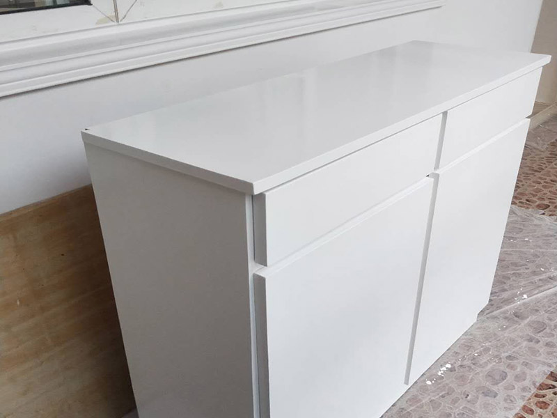 木門家具粉刷翻新:1、修補缺陷。在缺陷處(裂縫,凹坑等處)批原子灰或石膏油膩子,修補完成仔細打磨,缺陷多且嚴重的話要修補2-3遍;2、有油污的地方要么磨掉要么清洗干凈,是把手,人手摸臟的地方,打磨清理干凈后開始刷漆;3、防霉。為了避免木材長時間受潮而出現(xiàn)霉菌,可在未涂裝前,先薄涂防霉劑一層。4、把刷子在油漆桶里沾一下,一次不要沾太多的漆。刷漆的規(guī)則是從上到下,從左到右;注意轉(zhuǎn)角及隱藏處也要刷上漆; 5、第一遍干透后濕磨一遍,如無明顯瑕疵可進行第2遍刷漆;